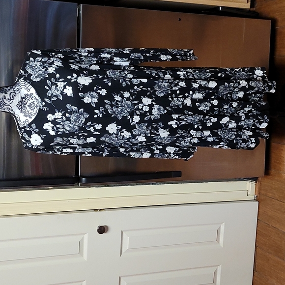 Old Navy Dresses & Skirts - 🖤Floral Flutter Dress